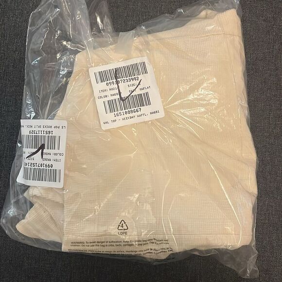 Madewell Waffle-Knit Relaxed V-Neck Top - Picture 4 of 7